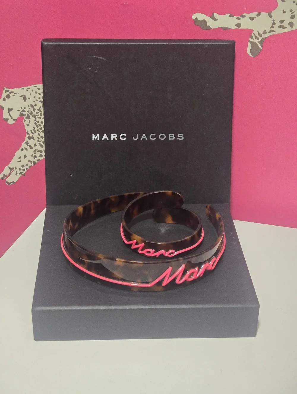 EUC Marc Jacobs Tortoiseshell Resin Logo Headband And Bracelet Set With Box - Picture 1 of 6